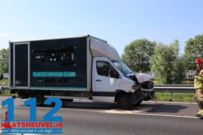 Bakwagen rijdt achterop auto op A59 bij Waalwijk: deur uit auto geknipt om bestuurder te bevrijden 17 Bakwagen rijdt achterop auto op A59 bij Waalwijk: deur uit auto geknipt om bestuurder te bevrijden 112 De Langstraat