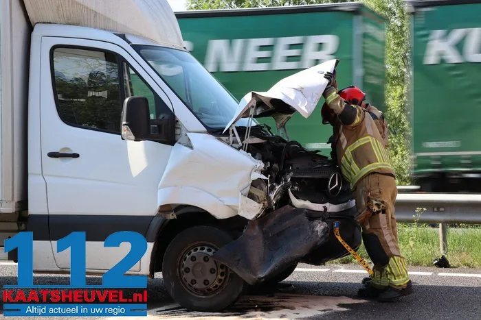 Bakwagen rijdt achterop auto op A59 bij Waalwijk: deur uit auto geknipt om bestuurder te bevrijden 19 Bakwagen rijdt achterop auto op A59 bij Waalwijk: deur uit auto geknipt om bestuurder te bevrijden 112 De Langstraat