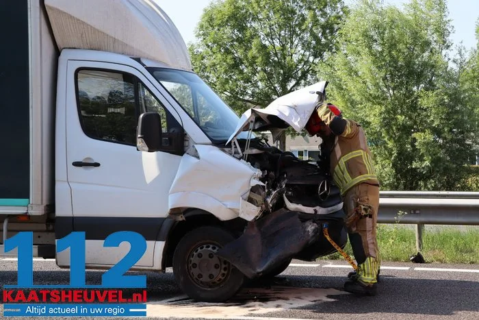 Bakwagen rijdt achterop auto op A59 bij Waalwijk: deur uit auto geknipt om bestuurder te bevrijden 20 Bakwagen rijdt achterop auto op A59 bij Waalwijk: deur uit auto geknipt om bestuurder te bevrijden 112 De Langstraat