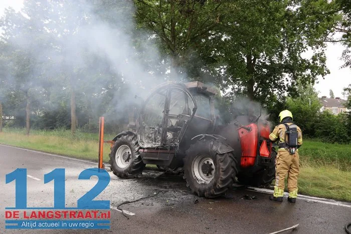 Verreiker vliegt tijdens het rijden in brand 4 Verreiker vliegt tijdens het rijden in brand 112 De Langstraat
