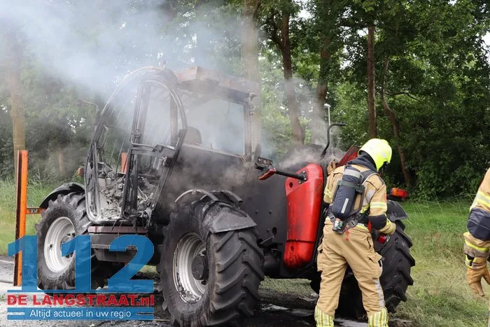 Verreiker vliegt tijdens het rijden in brand 5 Verreiker vliegt tijdens het rijden in brand 112 De Langstraat