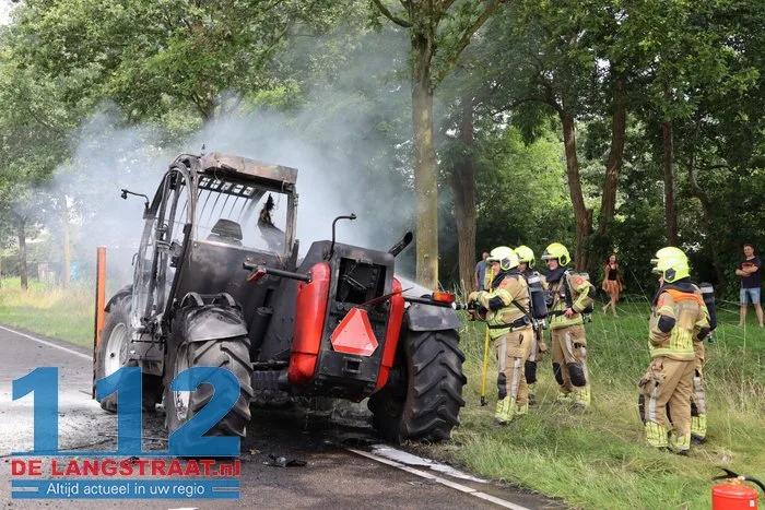 Verreiker vliegt tijdens het rijden in brand 7 Verreiker vliegt tijdens het rijden in brand 112 De Langstraat