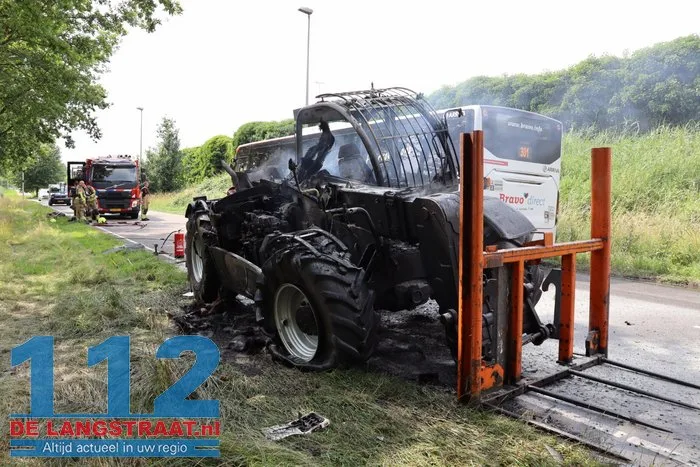 Verreiker vliegt tijdens het rijden in brand 10 Verreiker vliegt tijdens het rijden in brand 112 De Langstraat