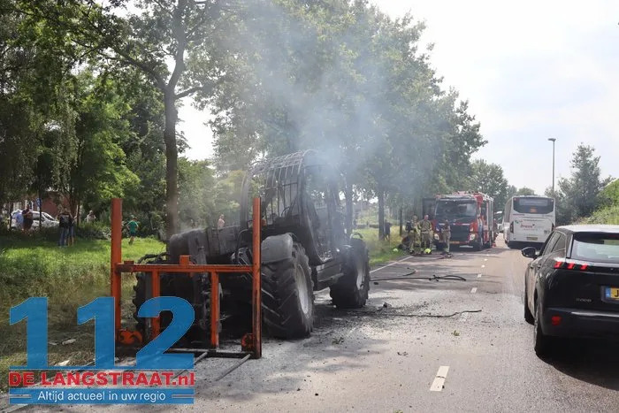 Verreiker vliegt tijdens het rijden in brand 11 Verreiker vliegt tijdens het rijden in brand 112 De Langstraat