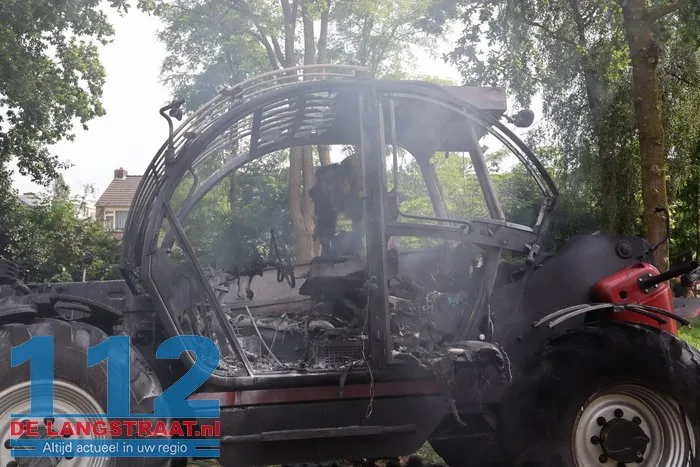 Verreiker vliegt tijdens het rijden in brand 14 Verreiker vliegt tijdens het rijden in brand 112 De Langstraat