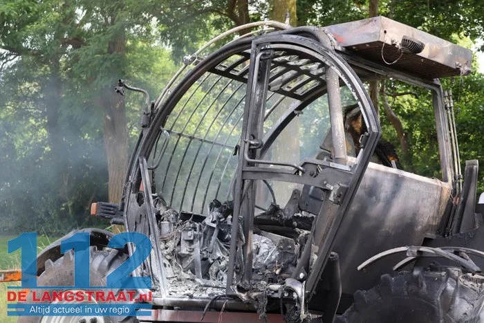 Verreiker vliegt tijdens het rijden in brand 15 Verreiker vliegt tijdens het rijden in brand 112 De Langstraat