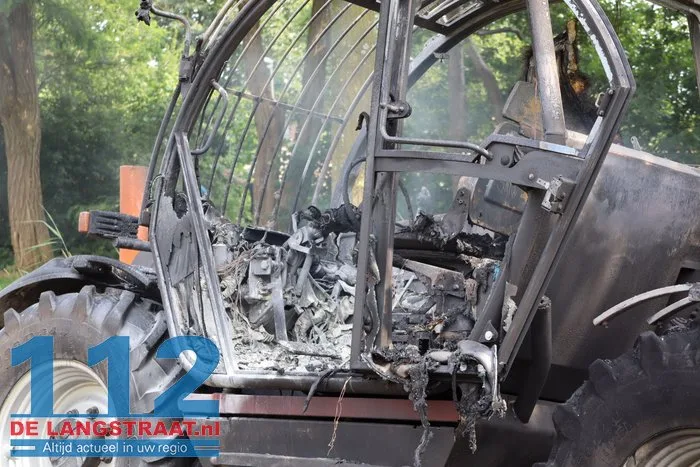 Verreiker vliegt tijdens het rijden in brand 19 Verreiker vliegt tijdens het rijden in brand 112 De Langstraat