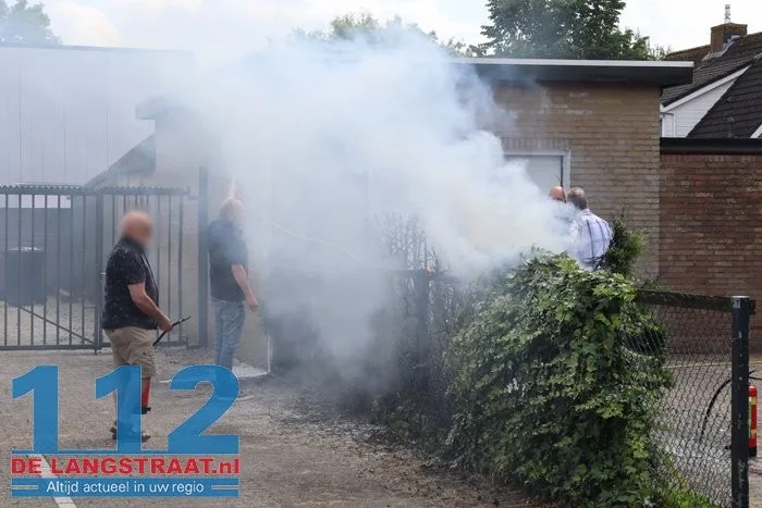 Heg en schuur in brand door wegbranden onkruid Kaatsheuvel 2 Heg en schuur in brand door wegbranden onkruid Kaatsheuvel 112 De Langstraat