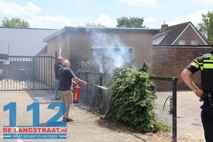 Heg en schuur in brand door wegbranden onkruid Kaatsheuvel 4 Heg en schuur in brand door wegbranden onkruid Kaatsheuvel 112 De Langstraat