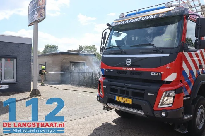 Heg en schuur in brand door wegbranden onkruid Kaatsheuvel 8 Heg en schuur in brand door wegbranden onkruid Kaatsheuvel 112 De Langstraat