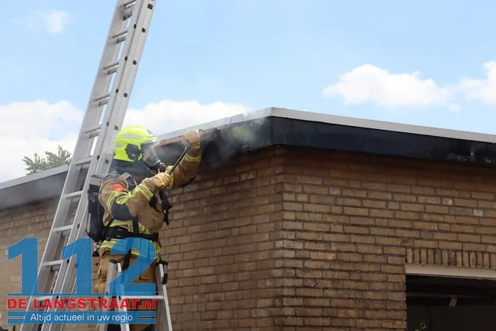 Heg en schuur in brand door wegbranden onkruid Kaatsheuvel 12 Heg en schuur in brand door wegbranden onkruid Kaatsheuvel 112 De Langstraat