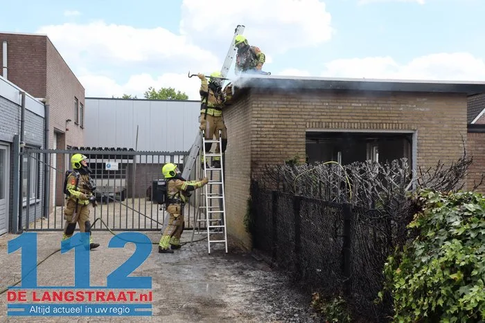 Heg en schuur in brand door wegbranden onkruid Kaatsheuvel 14 Heg en schuur in brand door wegbranden onkruid Kaatsheuvel 112 De Langstraat
