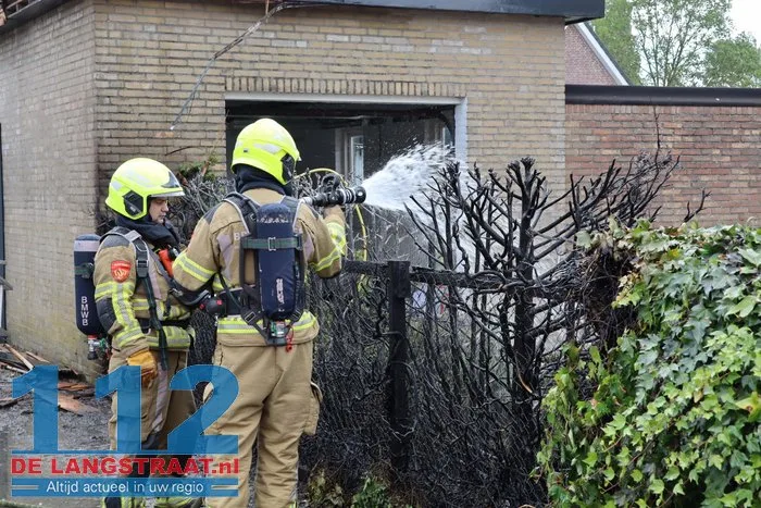 Heg en schuur in brand door wegbranden onkruid Kaatsheuvel 19 Heg en schuur in brand door wegbranden onkruid Kaatsheuvel 112 De Langstraat