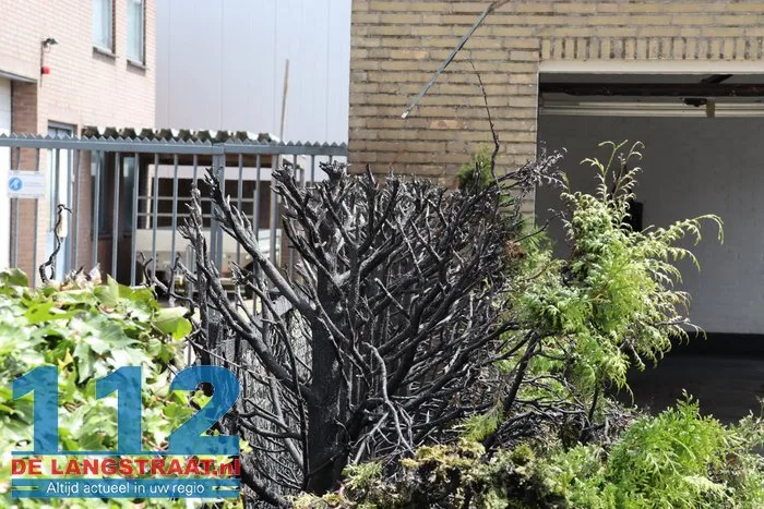 Heg en schuur in brand door wegbranden onkruid Kaatsheuvel 20 Heg en schuur in brand door wegbranden onkruid Kaatsheuvel 112 De Langstraat