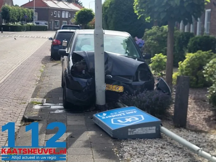 Automobilist rijdt lantaarnpaal uit de grond Vlijmen 1 Automobilist rijdt lantaarnpaal uit de grond Vlijmen 112 De Langstraat