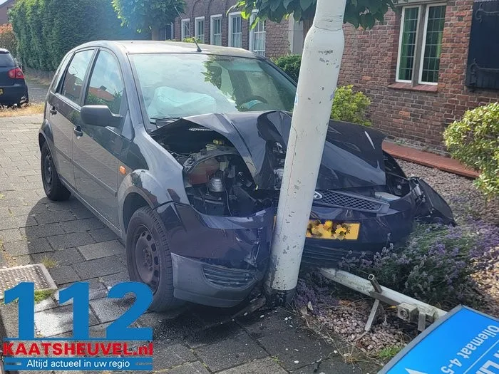 Automobilist rijdt lantaarnpaal uit de grond Vlijmen 2 Automobilist rijdt lantaarnpaal uit de grond Vlijmen 112 De Langstraat
