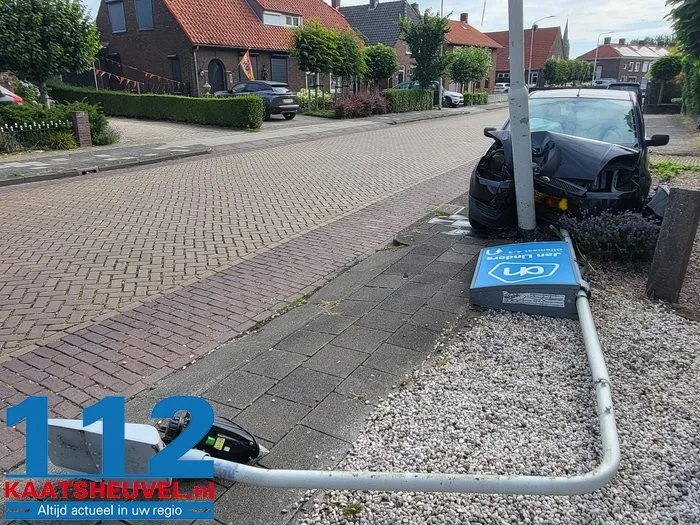 Automobilist rijdt lantaarnpaal uit de grond Vlijmen 4 Automobilist rijdt lantaarnpaal uit de grond Vlijmen 112 De Langstraat