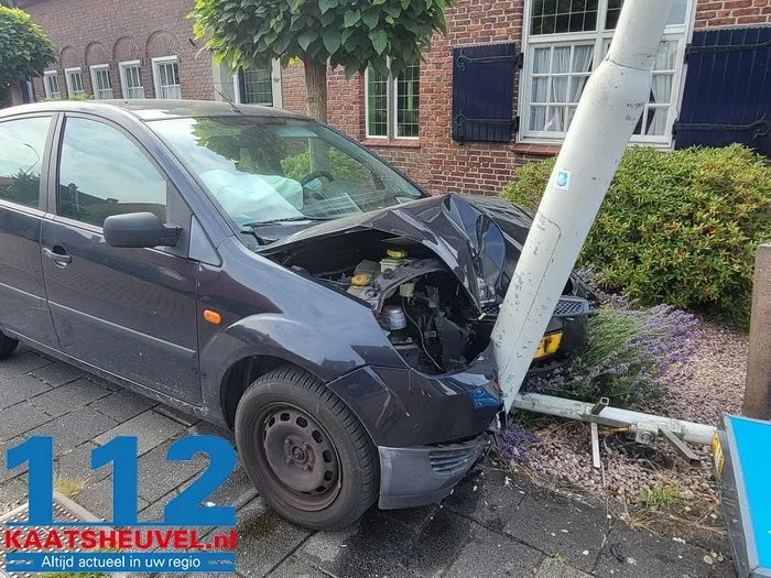 Automobilist rijdt lantaarnpaal uit de grond Vlijmen 5 Automobilist rijdt lantaarnpaal uit de grond Vlijmen 112 De Langstraat
