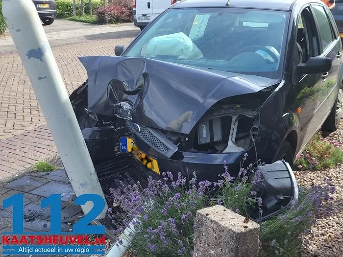 Automobilist rijdt lantaarnpaal uit de grond Vlijmen 6 Automobilist rijdt lantaarnpaal uit de grond Vlijmen 112 De Langstraat