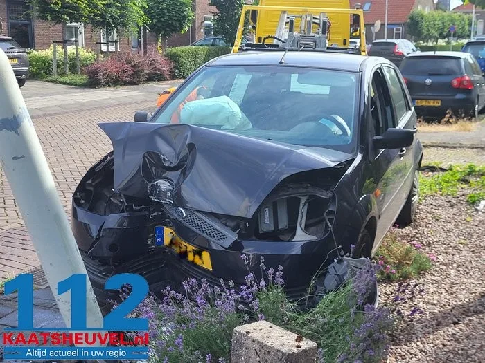 Automobilist rijdt lantaarnpaal uit de grond Vlijmen 7 Automobilist rijdt lantaarnpaal uit de grond Vlijmen 112 De Langstraat