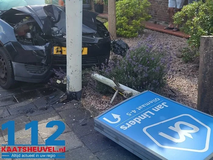 Automobilist rijdt lantaarnpaal uit de grond Vlijmen 9 Automobilist rijdt lantaarnpaal uit de grond Vlijmen 112 De Langstraat