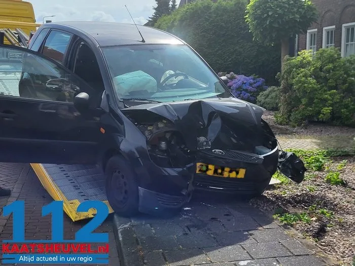 Automobilist rijdt lantaarnpaal uit de grond Vlijmen 10 Automobilist rijdt lantaarnpaal uit de grond Vlijmen 112 De Langstraat