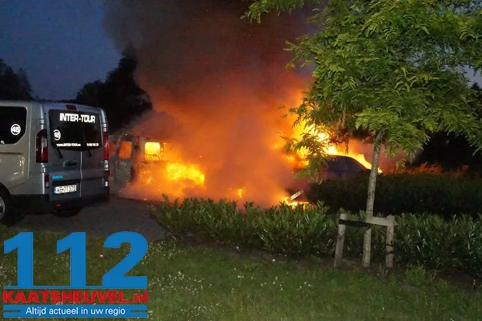 Auto's branden uit bij complex voor arbeidsmigranten in Waalwijk, politie sluit opzet niet uit 2 Auto's branden uit bij complex voor arbeidsmigranten in Waalwijk, politie sluit opzet niet uit 112 De Langstraat