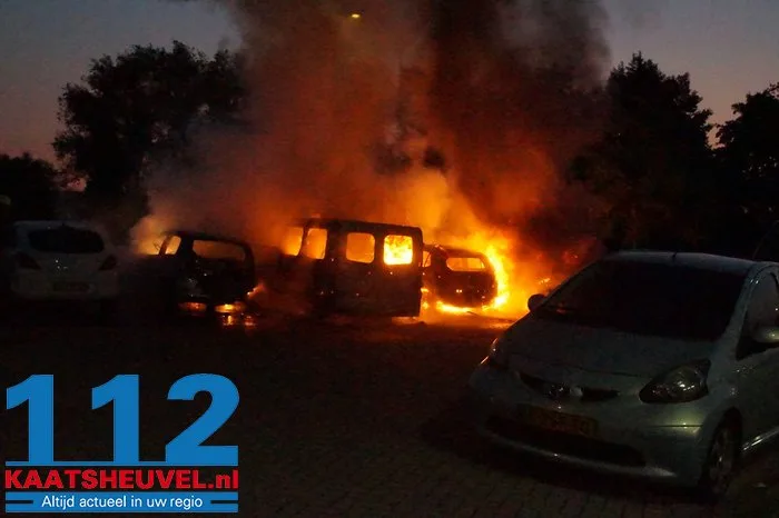 Auto's branden uit bij complex voor arbeidsmigranten in Waalwijk, politie sluit opzet niet uit 3 Auto's branden uit bij complex voor arbeidsmigranten in Waalwijk, politie sluit opzet niet uit 112 De Langstraat
