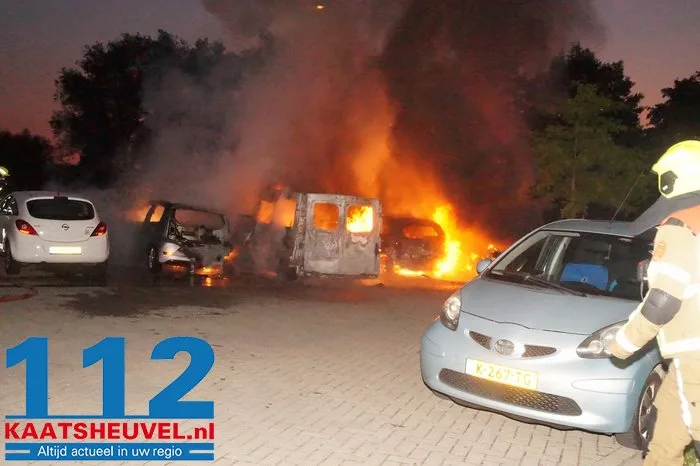Auto's branden uit bij complex voor arbeidsmigranten in Waalwijk, politie sluit opzet niet uit 4 Auto's branden uit bij complex voor arbeidsmigranten in Waalwijk, politie sluit opzet niet uit 112 De Langstraat