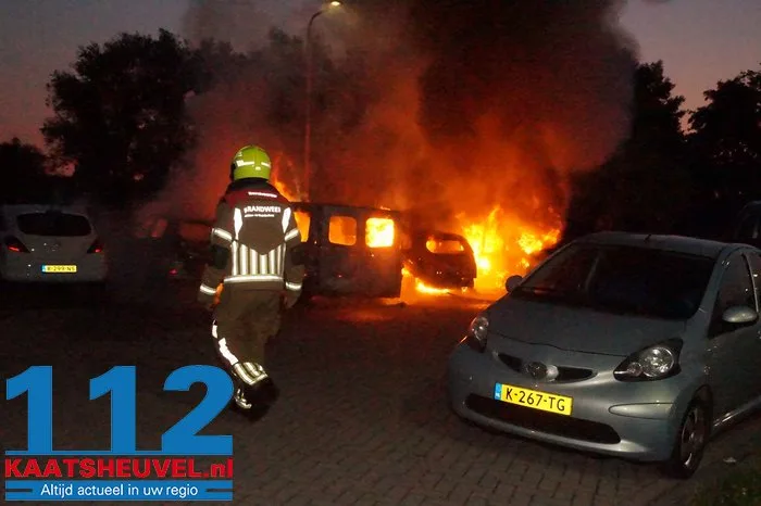 Auto's branden uit bij complex voor arbeidsmigranten in Waalwijk, politie sluit opzet niet uit 5 Auto's branden uit bij complex voor arbeidsmigranten in Waalwijk, politie sluit opzet niet uit 112 De Langstraat