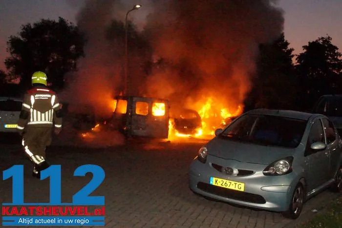 Auto's branden uit bij complex voor arbeidsmigranten in Waalwijk, politie sluit opzet niet uit 6 Auto's branden uit bij complex voor arbeidsmigranten in Waalwijk, politie sluit opzet niet uit 112 De Langstraat