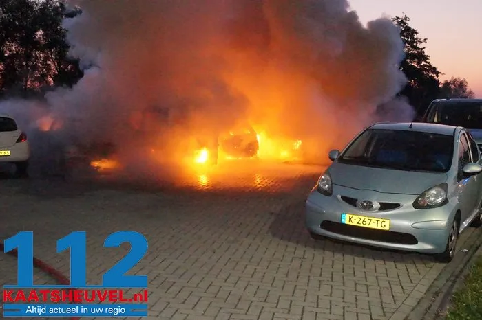 Auto's branden uit bij complex voor arbeidsmigranten in Waalwijk, politie sluit opzet niet uit 7 Auto's branden uit bij complex voor arbeidsmigranten in Waalwijk, politie sluit opzet niet uit 112 De Langstraat