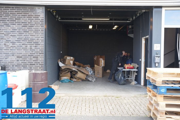 Politie ontmantelt drugslab in Waalwijk, tientallen vaten met grondstof voor mdma afgevoerd 13 Politie ontmantelt drugslab in Waalwijk, tientallen vaten met grondstof voor mdma afgevoerd 112 De Langstraat