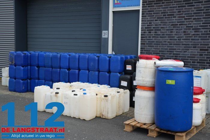 Politie ontmantelt drugslab in Waalwijk, tientallen vaten met grondstof voor mdma afgevoerd 14 Politie ontmantelt drugslab in Waalwijk, tientallen vaten met grondstof voor mdma afgevoerd 112 De Langstraat