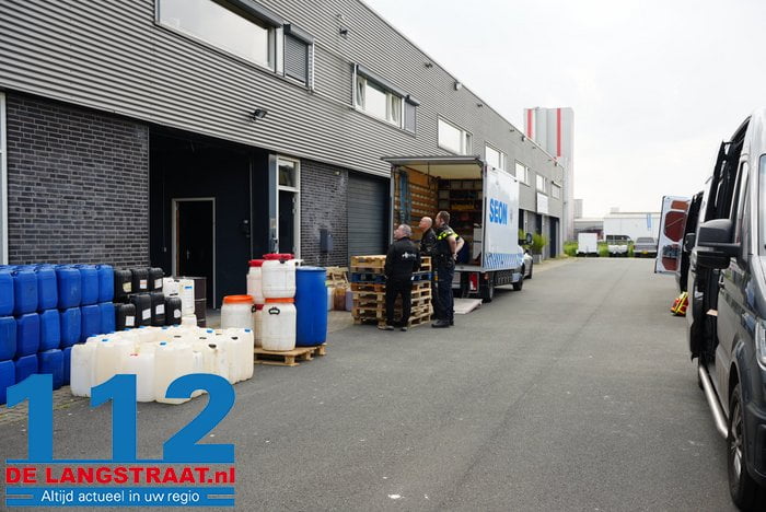 Politie ontmantelt drugslab in Waalwijk, tientallen vaten met grondstof voor mdma afgevoerd 16 Politie ontmantelt drugslab in Waalwijk, tientallen vaten met grondstof voor mdma afgevoerd 112 De Langstraat