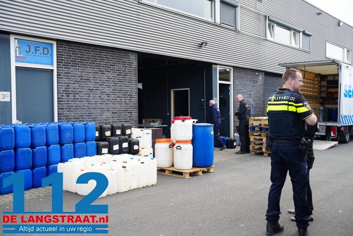 Politie ontmantelt drugslab in Waalwijk, tientallen vaten met grondstof voor mdma afgevoerd 17 Politie ontmantelt drugslab in Waalwijk, tientallen vaten met grondstof voor mdma afgevoerd 112 De Langstraat