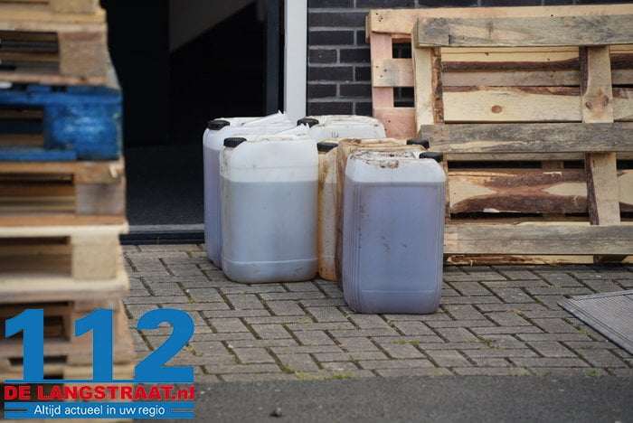 Politie ontmantelt drugslab in Waalwijk, tientallen vaten met grondstof voor mdma afgevoerd 20 Politie ontmantelt drugslab in Waalwijk, tientallen vaten met grondstof voor mdma afgevoerd 112 De Langstraat