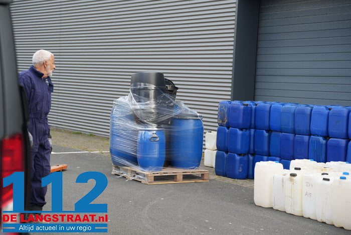 Politie ontmantelt drugslab in Waalwijk, tientallen vaten met grondstof voor mdma afgevoerd 22 Politie ontmantelt drugslab in Waalwijk, tientallen vaten met grondstof voor mdma afgevoerd 112 De Langstraat