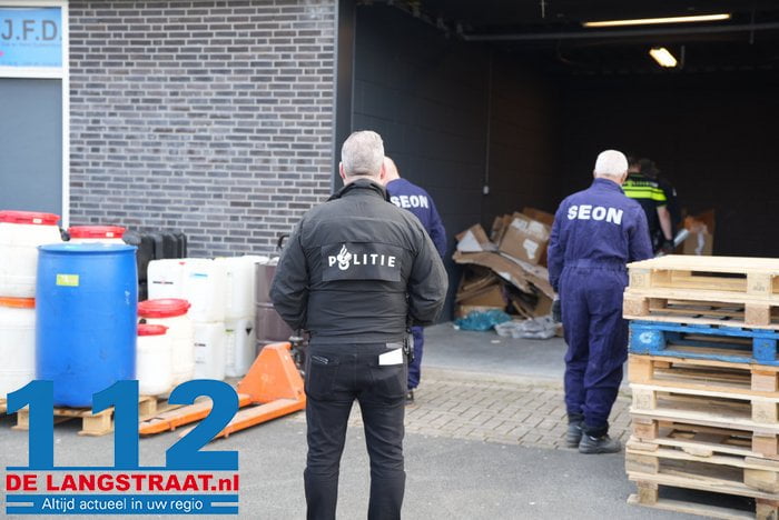 Politie ontmantelt drugslab in Waalwijk, tientallen vaten met grondstof voor mdma afgevoerd 23 Politie ontmantelt drugslab in Waalwijk, tientallen vaten met grondstof voor mdma afgevoerd 112 De Langstraat