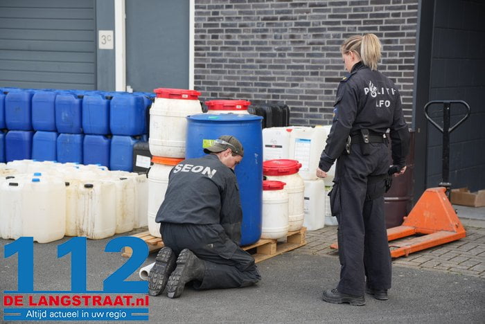 Politie ontmantelt drugslab in Waalwijk, tientallen vaten met grondstof voor mdma afgevoerd 24 Politie ontmantelt drugslab in Waalwijk, tientallen vaten met grondstof voor mdma afgevoerd 112 De Langstraat
