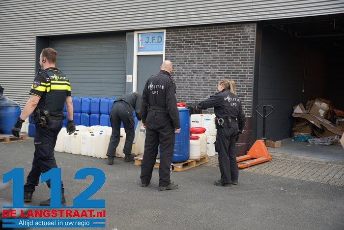 Politie ontmantelt drugslab in Waalwijk, tientallen vaten met grondstof voor mdma afgevoerd 25 Politie ontmantelt drugslab in Waalwijk, tientallen vaten met grondstof voor mdma afgevoerd 112 De Langstraat