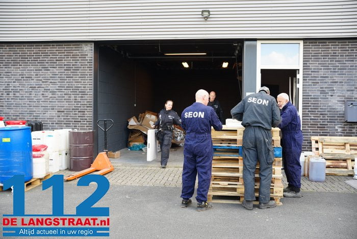 Politie ontmantelt drugslab in Waalwijk, tientallen vaten met grondstof voor mdma afgevoerd 26 Politie ontmantelt drugslab in Waalwijk, tientallen vaten met grondstof voor mdma afgevoerd 112 De Langstraat