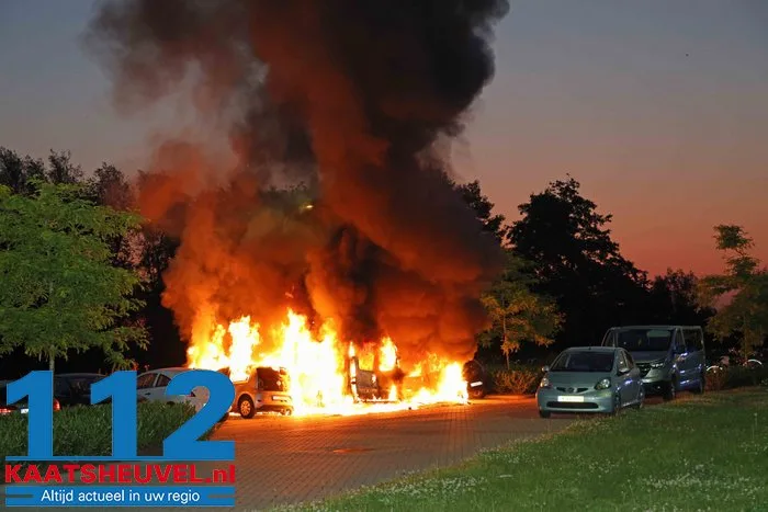 Auto's branden uit bij complex voor arbeidsmigranten in Waalwijk, politie sluit opzet niet uit 14 Auto's branden uit bij complex voor arbeidsmigranten in Waalwijk, politie sluit opzet niet uit 112 De Langstraat