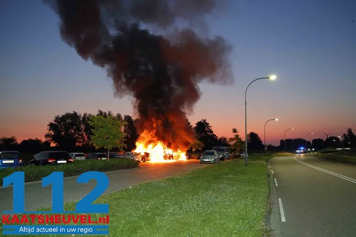 Auto's branden uit bij complex voor arbeidsmigranten in Waalwijk, politie sluit opzet niet uit 16 Auto's branden uit bij complex voor arbeidsmigranten in Waalwijk, politie sluit opzet niet uit 112 De Langstraat