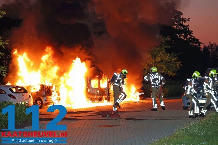 Auto's branden uit bij complex voor arbeidsmigranten in Waalwijk, politie sluit opzet niet uit 18 Auto's branden uit bij complex voor arbeidsmigranten in Waalwijk, politie sluit opzet niet uit 112 De Langstraat