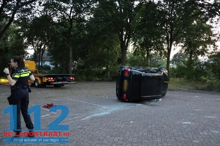Bijzonder tafereel op parkeerplaats van voetbalclub in Kaatsheuvel: auto komt op zijkant terecht 1 Bijzonder tafereel op parkeerplaats van voetbalclub in Kaatsheuvel: auto komt op zijkant terecht 112 De Langstraat