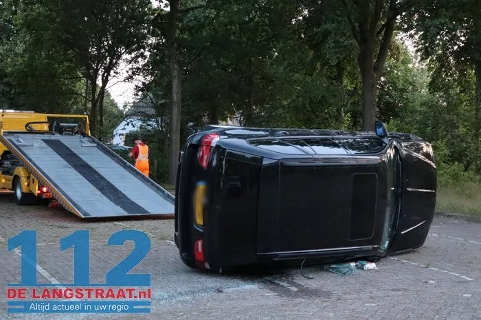 Bijzonder tafereel op parkeerplaats van voetbalclub in Kaatsheuvel: auto komt op zijkant terecht 3 Bijzonder tafereel op parkeerplaats van voetbalclub in Kaatsheuvel: auto komt op zijkant terecht 112 De Langstraat