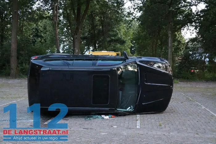 Bijzonder tafereel op parkeerplaats van voetbalclub in Kaatsheuvel: auto komt op zijkant terecht 4 Bijzonder tafereel op parkeerplaats van voetbalclub in Kaatsheuvel: auto komt op zijkant terecht 112 De Langstraat