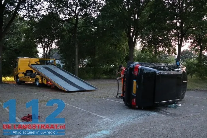 Bijzonder tafereel op parkeerplaats van voetbalclub in Kaatsheuvel: auto komt op zijkant terecht 5 Bijzonder tafereel op parkeerplaats van voetbalclub in Kaatsheuvel: auto komt op zijkant terecht 112 De Langstraat