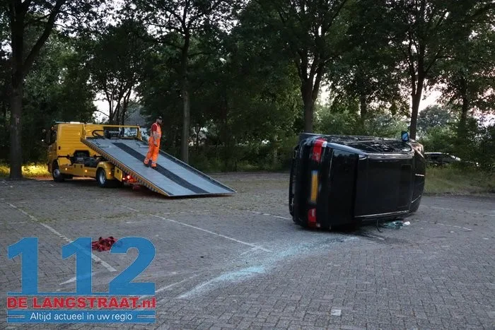 Bijzonder tafereel op parkeerplaats van voetbalclub in Kaatsheuvel: auto komt op zijkant terecht 6 Bijzonder tafereel op parkeerplaats van voetbalclub in Kaatsheuvel: auto komt op zijkant terecht 112 De Langstraat